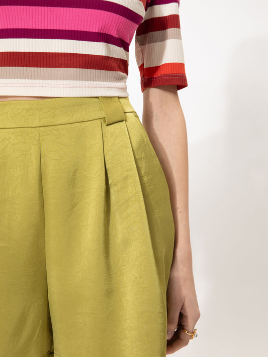 PLEATED SATIN SHORTS LIME